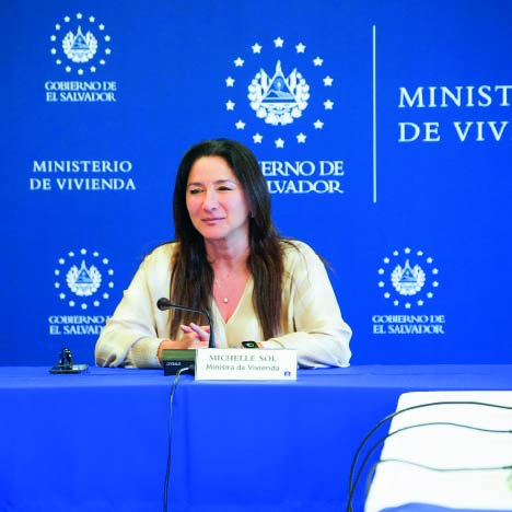 Imagen de Ministra de Vivienda en conferencia de prensa