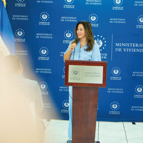 imagen de la Ministra de vivienda en conferencia de prensa