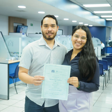 Imagen de clientes del FSV escriturando