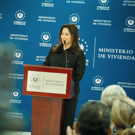 Fotografía de Ministra de vivienda en conferencia